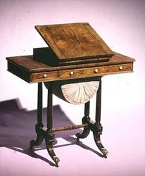 Arbeitstisch mit Lesepult und Backgammon-Brett, Mitte des 19. Jahrhunderts
